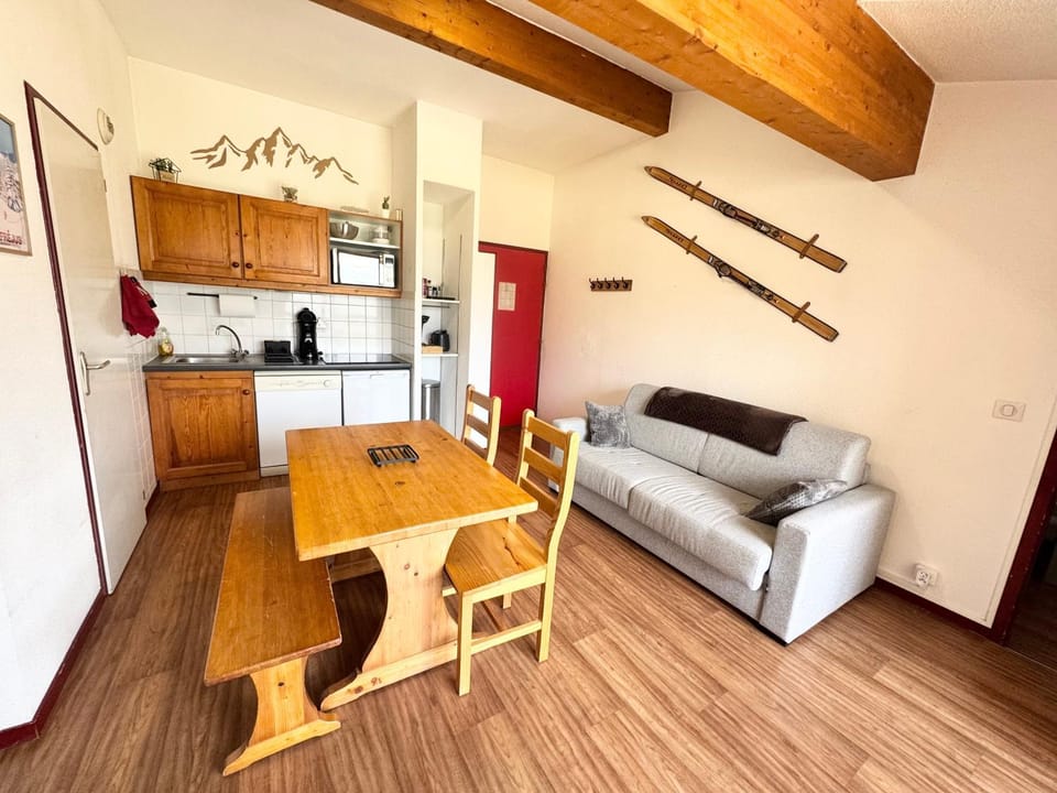 Ski School, Ski School, Skiing, Skiing, Kitchen or kitchenette, Living room, Seating area, Dining area, Parking, oven, stove, stove, kitchen, kitchen