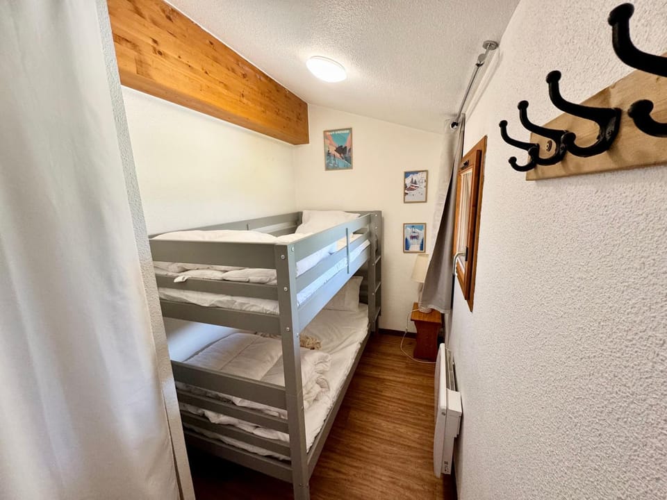 Bed, Night, Ski School, Ski School, Skiing, Skiing, Photo of the whole room, Bedroom, Mountain view, Mountain view, bunk bed, Parking