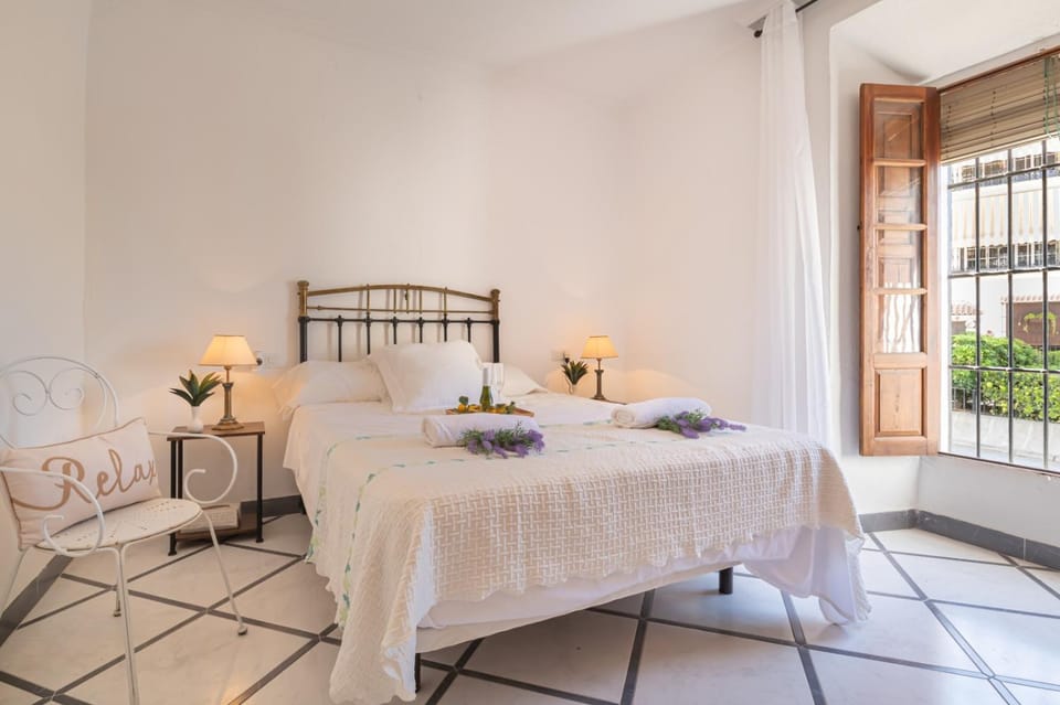 Photo of the whole room, Bedroom, Street view