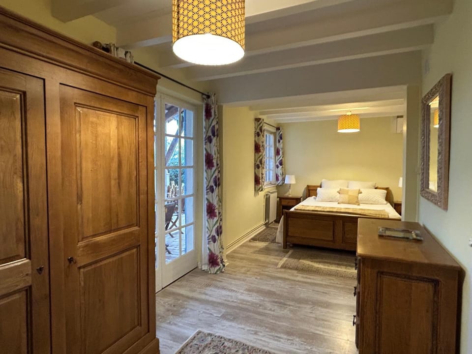 Photo of the whole room, Bedroom, wardrobe