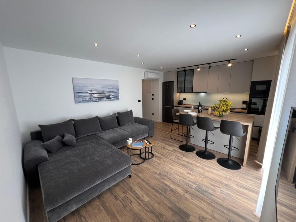 Kitchen or kitchenette, Living room, Seating area, Dining area