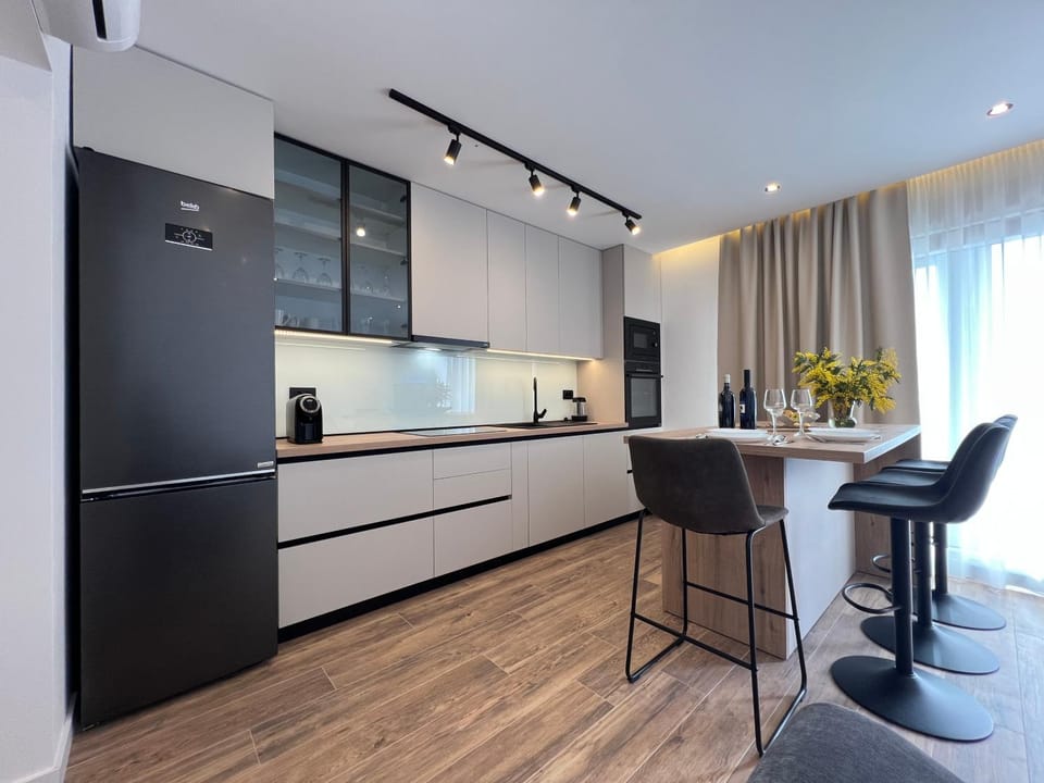 Kitchen or kitchenette, Dining area, oven, stove