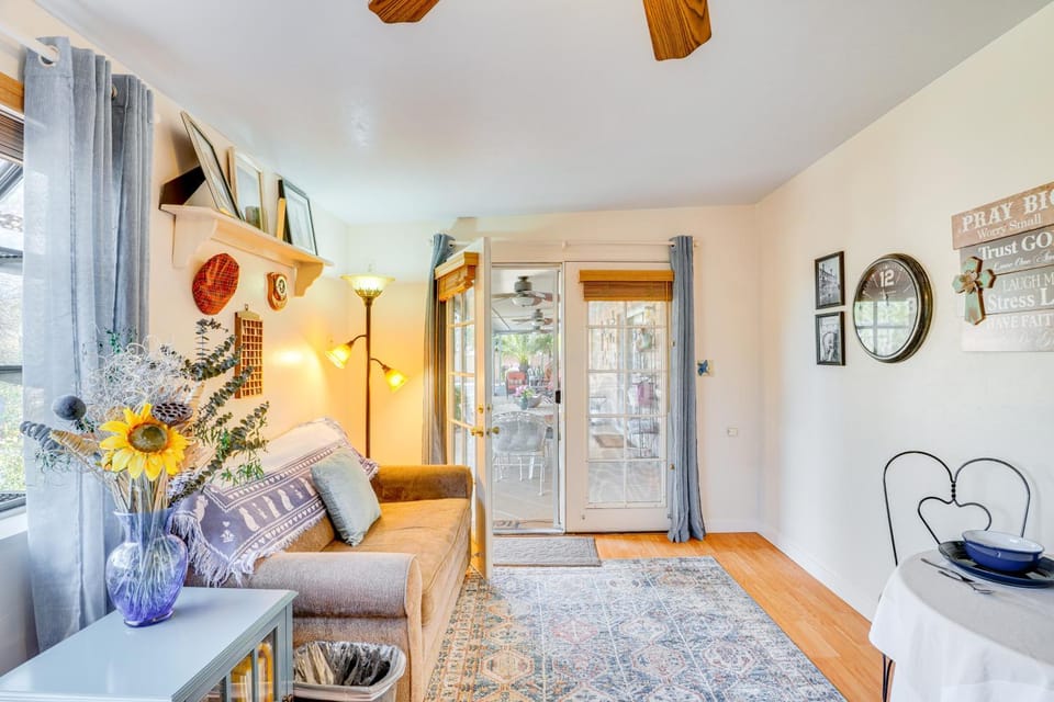 Walkable Studio w/ Patio in Tucson! Apartment in Casas Adobes