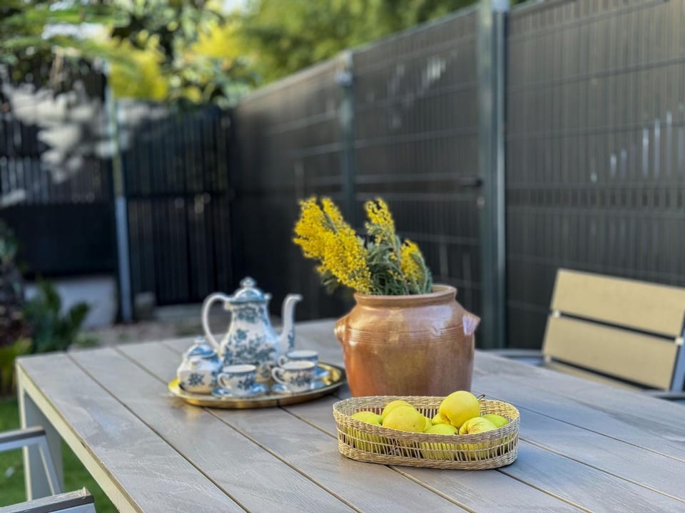 Patio, Garden, Dining area, Garden view