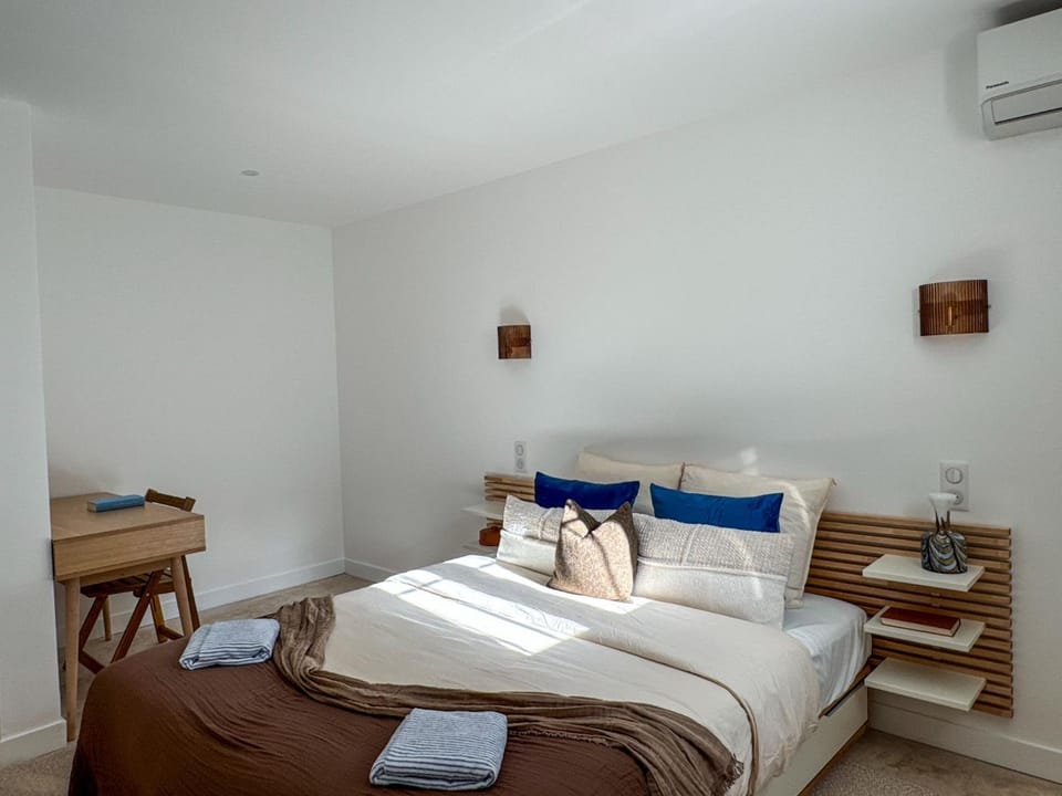 Bed, Photo of the whole room, Bedroom, towels, air conditioner