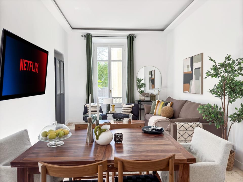 TV and multimedia, Living room, Seating area, Dining area