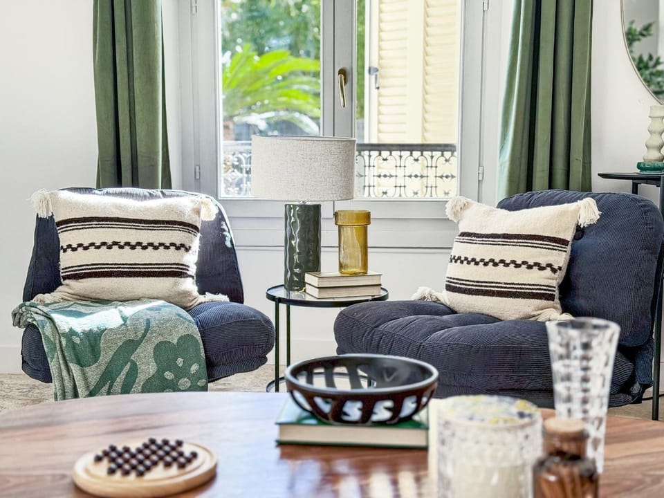 Living room, Seating area