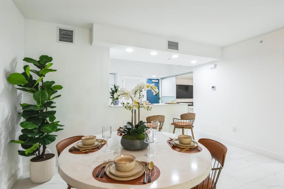 TV and multimedia, Seating area, Dining area