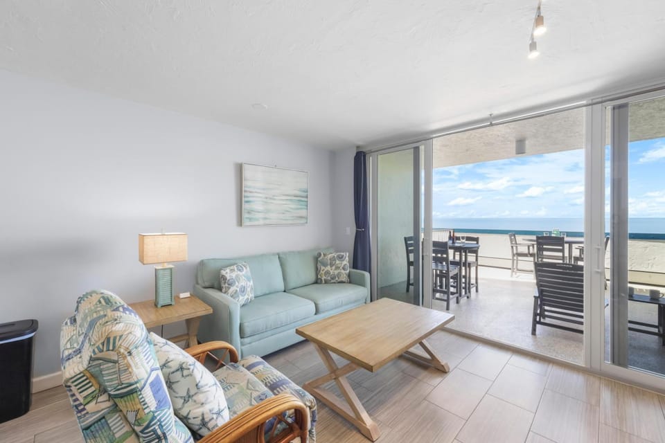 Unmatched beachfront condo with roomy balcony and pool House in Marco Island