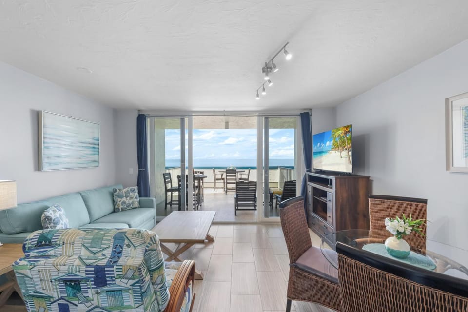 Unmatched beachfront condo with roomy balcony and pool House in Marco Island