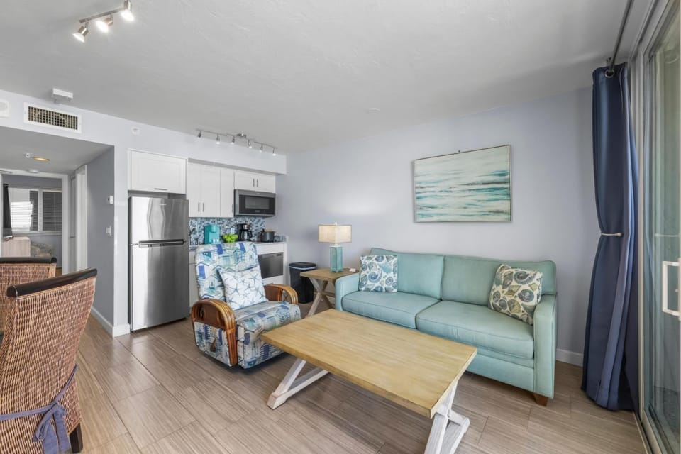 Unmatched beachfront condo with roomy balcony and pool House in Marco Island