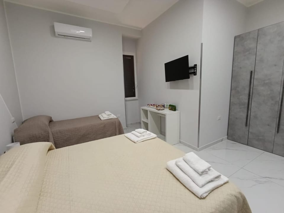 TV and multimedia, Photo of the whole room, Bedroom, air conditioner