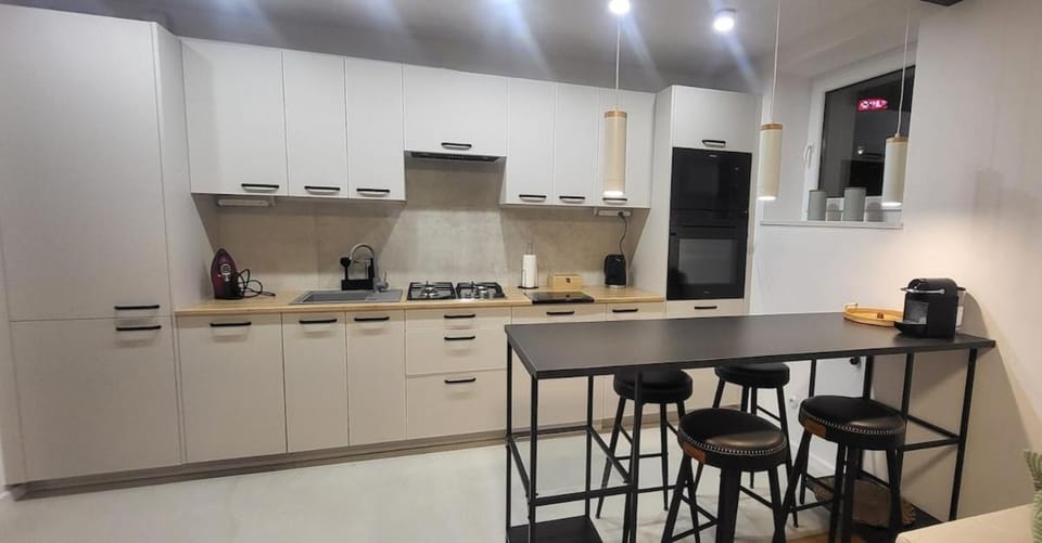 Coffee/tea facilities, Kitchen or kitchenette, Dining area, dishwasher, stove