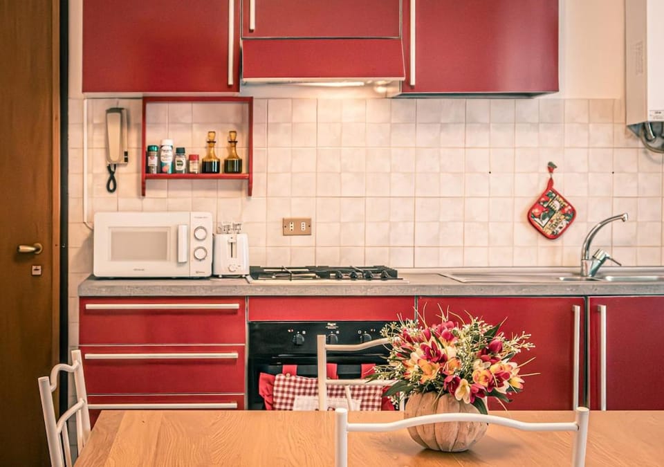 Kitchen or kitchenette, Dining area, stove