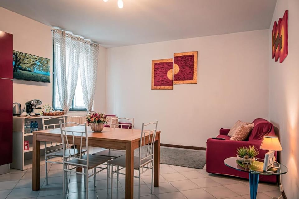 TV and multimedia, Living room, Seating area, Dining area