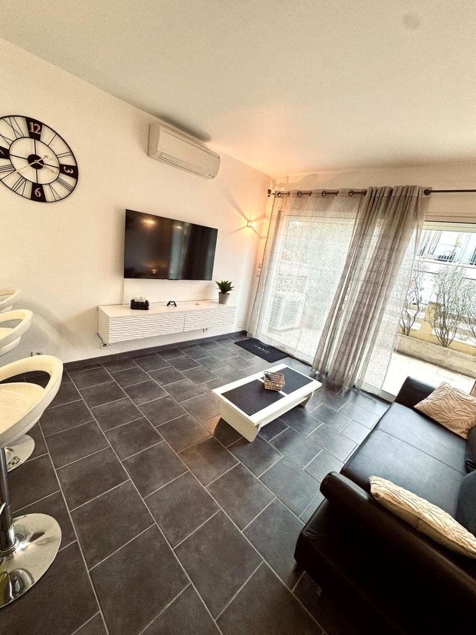 Communal lounge/ TV room, TV and multimedia, Seating area, air conditioner