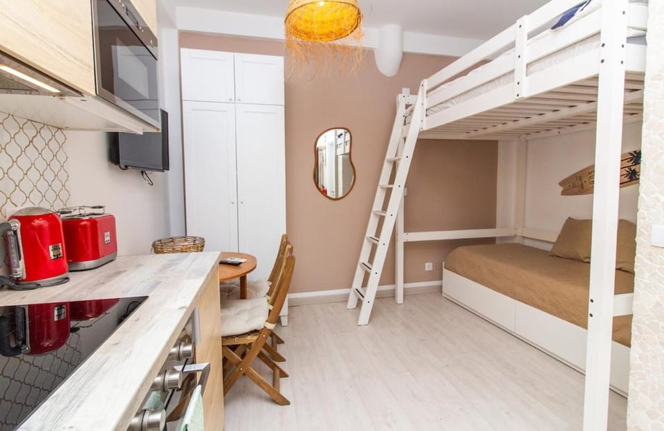 Bed, Kitchen or kitchenette, Living room, Seating area, wardrobe