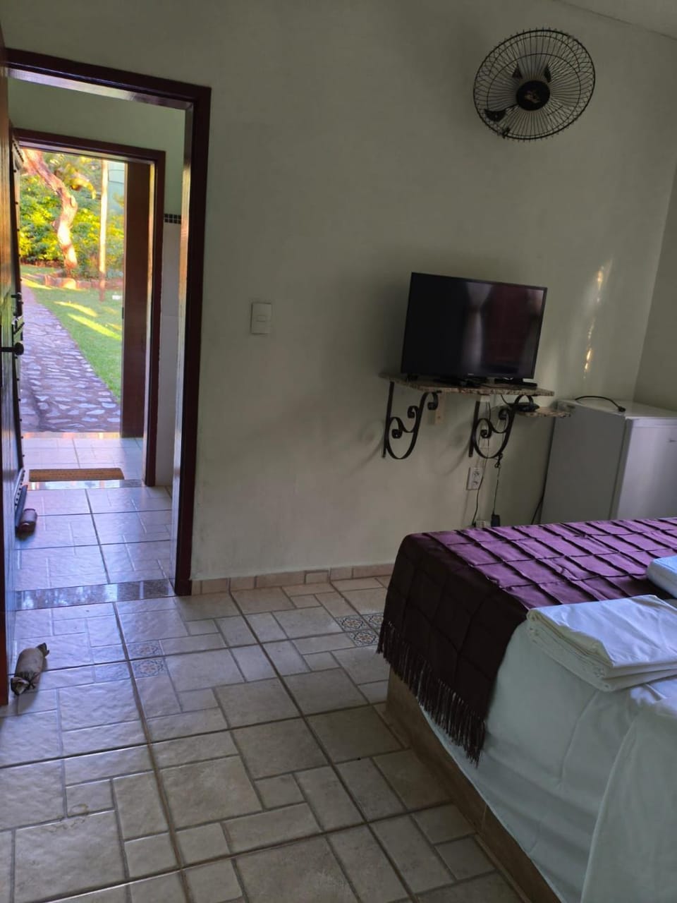 Bed, TV and multimedia, Photo of the whole room, Bedroom