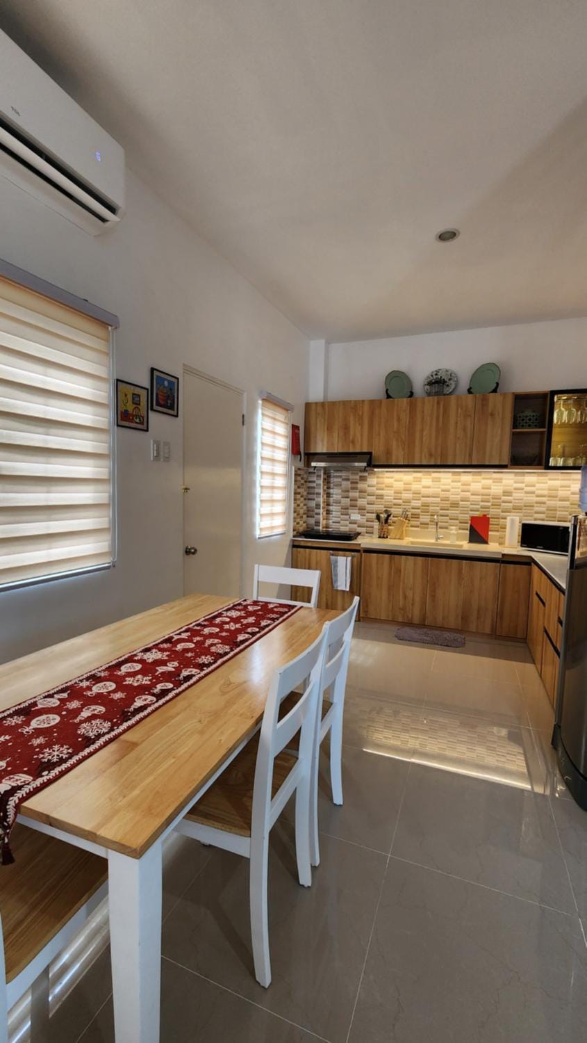 Coffee/tea facilities, Kitchen or kitchenette, Dining area, stove