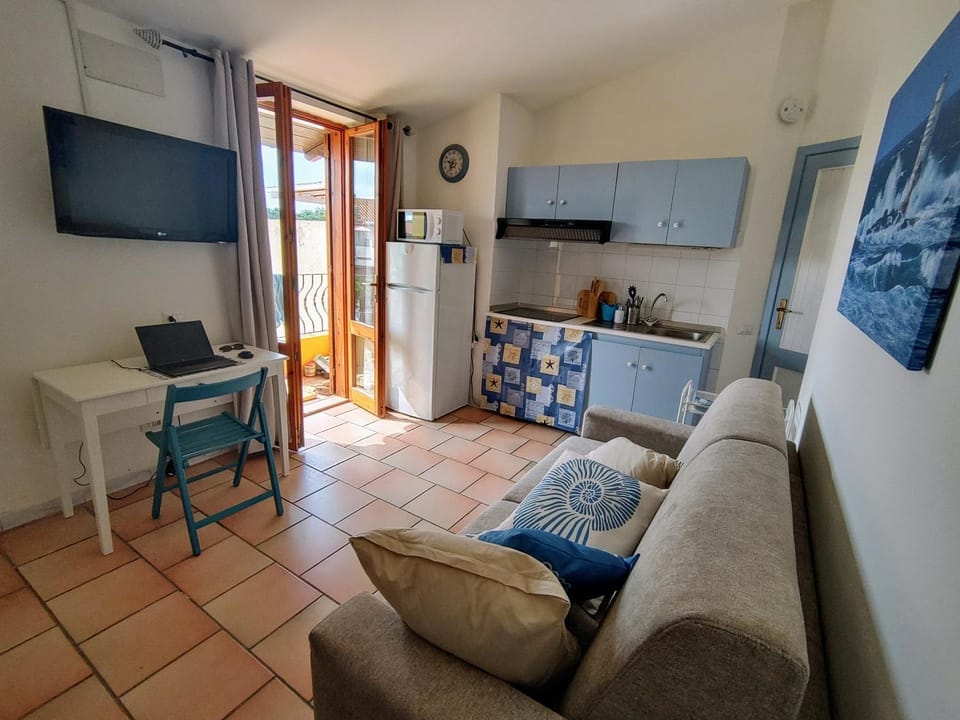 Communal lounge/ TV room, TV and multimedia, Kitchen or kitchenette, Living room, Seating area, Evening entertainment