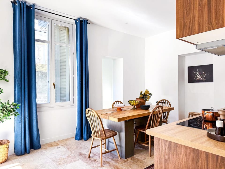 Coffee/tea facilities, Kitchen or kitchenette, Living room, Seating area, Dining area