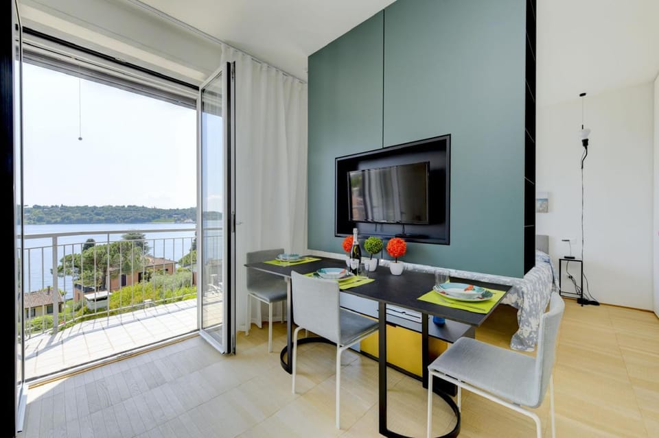 Balcony/Terrace, Seating area, Lake view