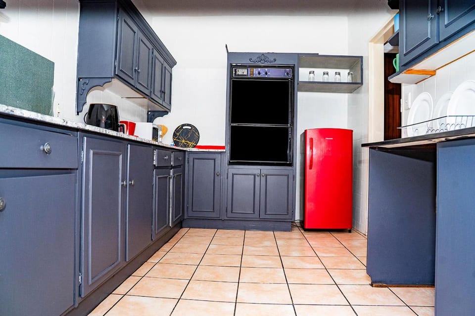 Kitchen or kitchenette, minibar, stove