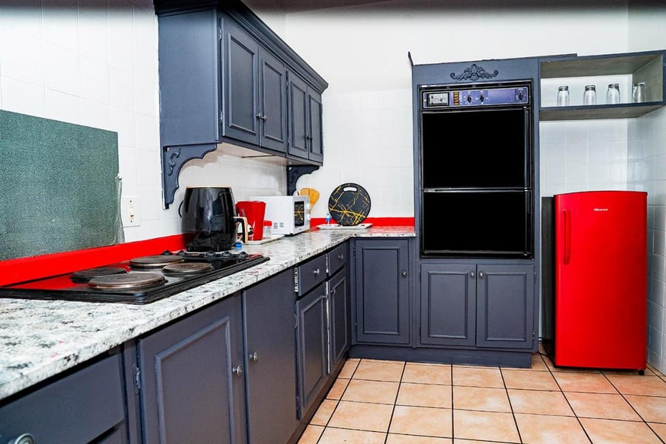 Kitchen or kitchenette, minibar, stove