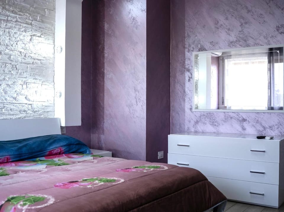 Bed, TV and multimedia, Bedroom