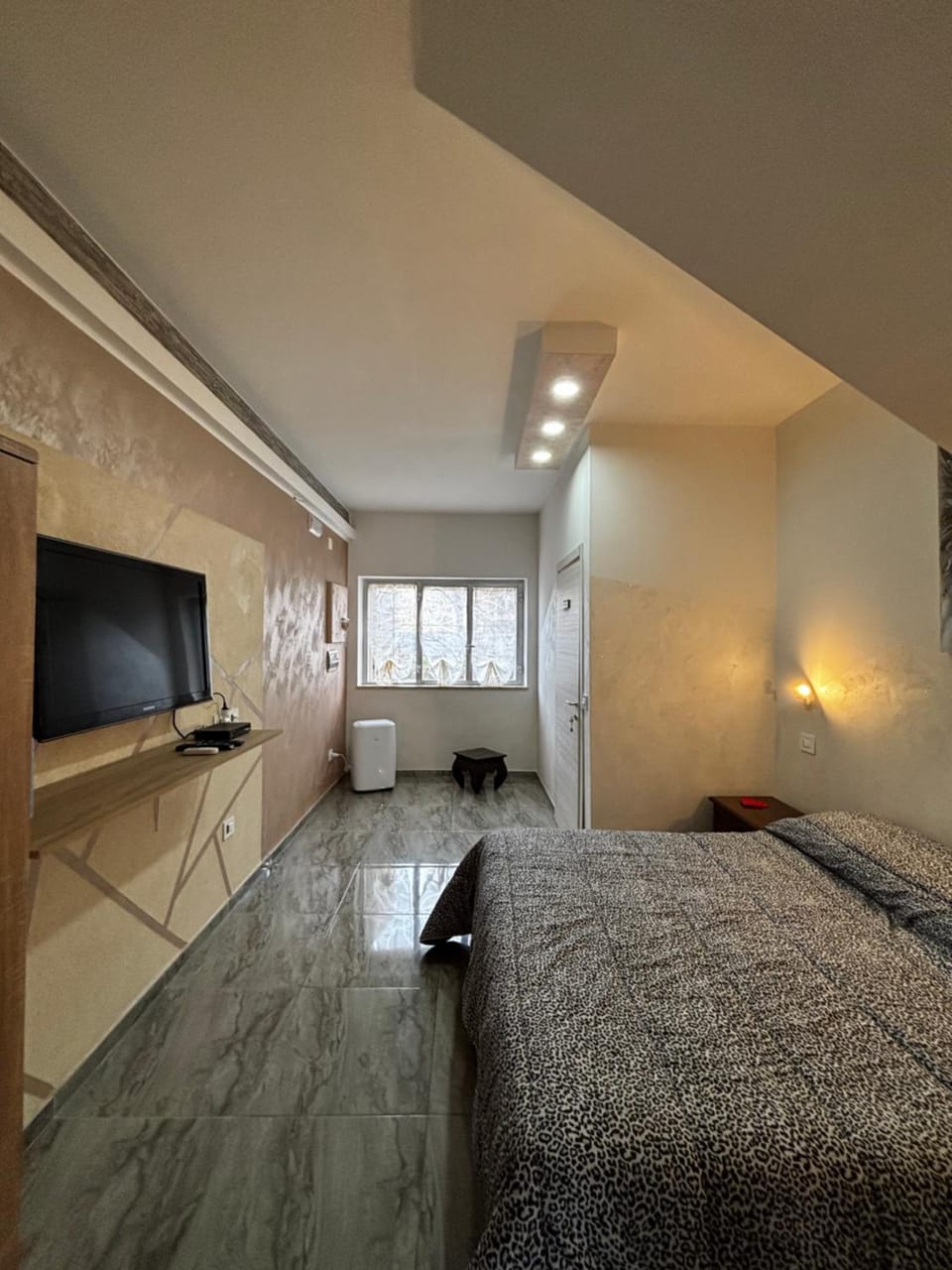 Bed, TV and multimedia, Photo of the whole room, Seating area, Evening entertainment, Bedroom