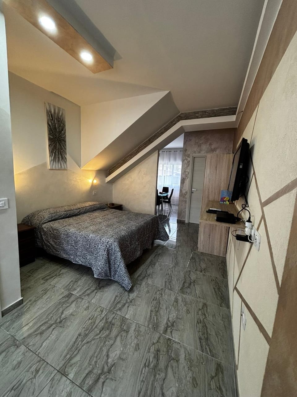 TV and multimedia, Living room, Photo of the whole room, Seating area, Bedroom