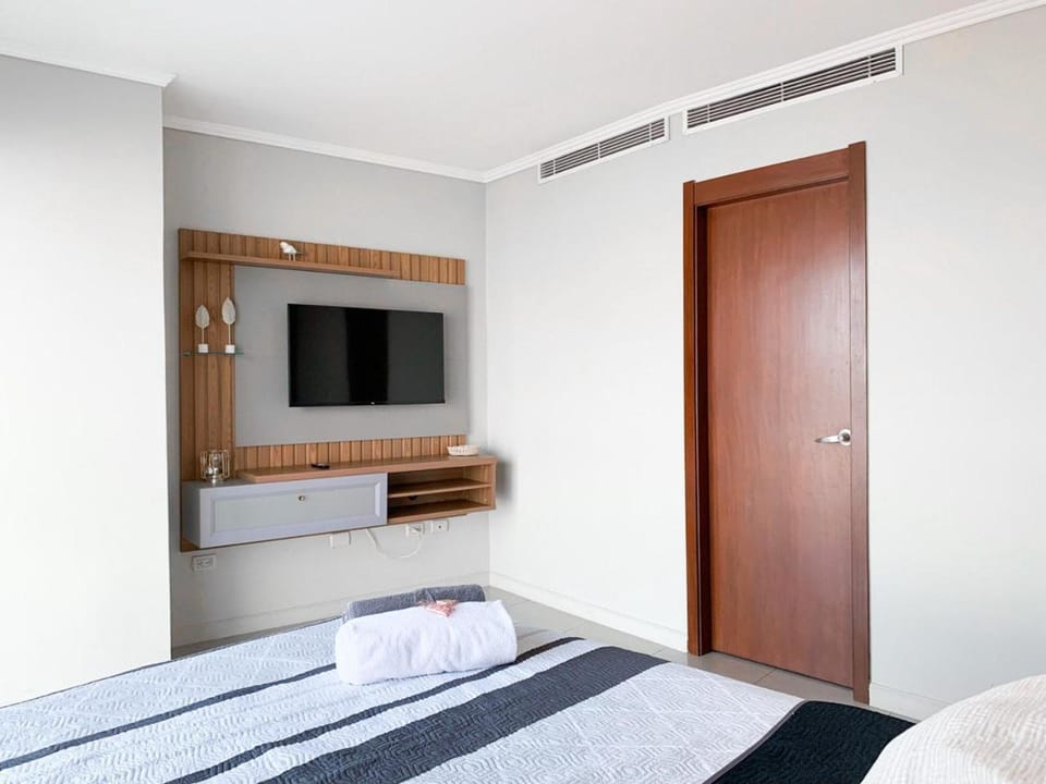 Bed, TV and multimedia, Photo of the whole room, Bedroom, River view, wardrobe, air conditioner