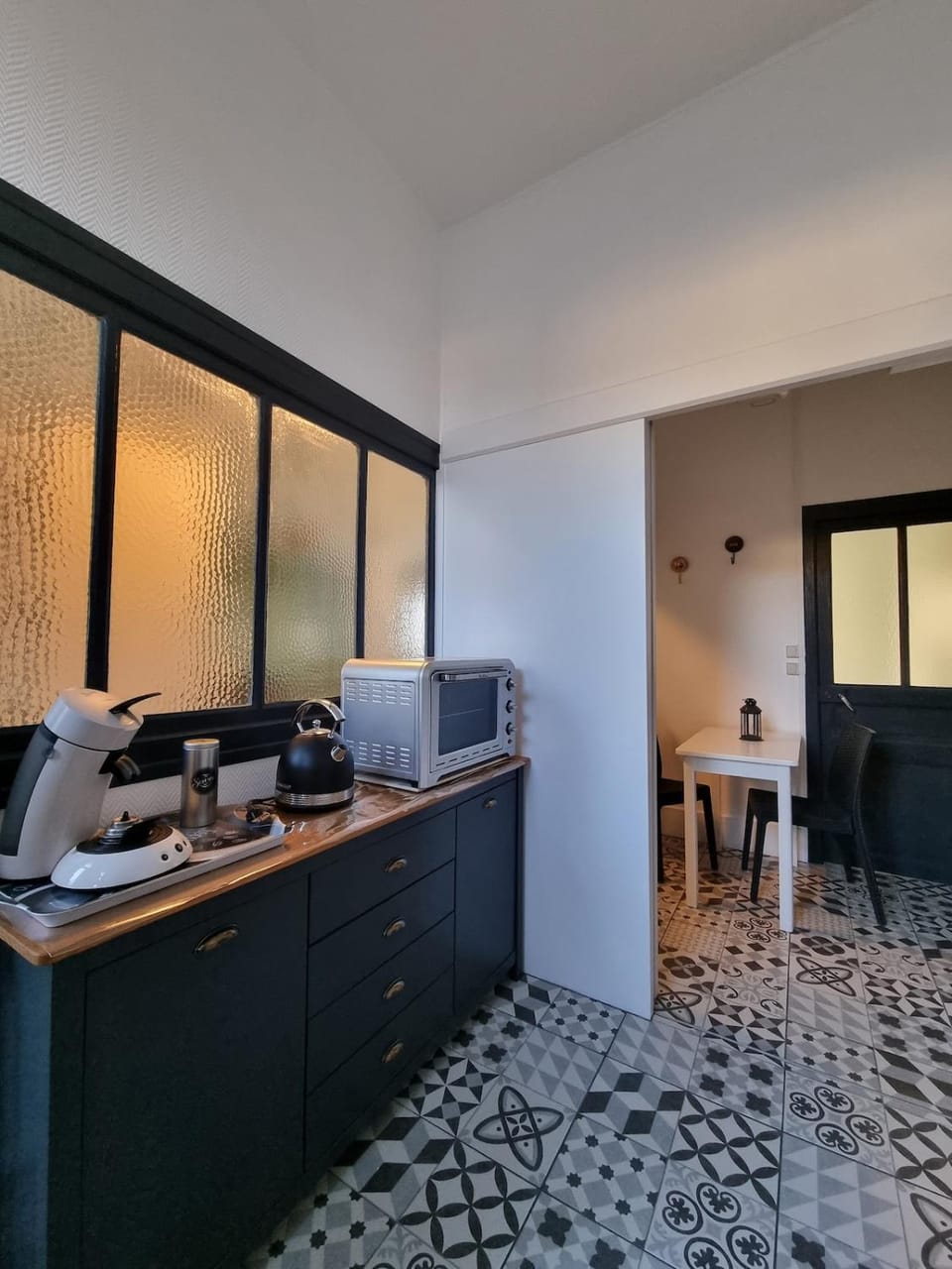 Coffee/tea facilities, Kitchen or kitchenette, Dining area, toaster