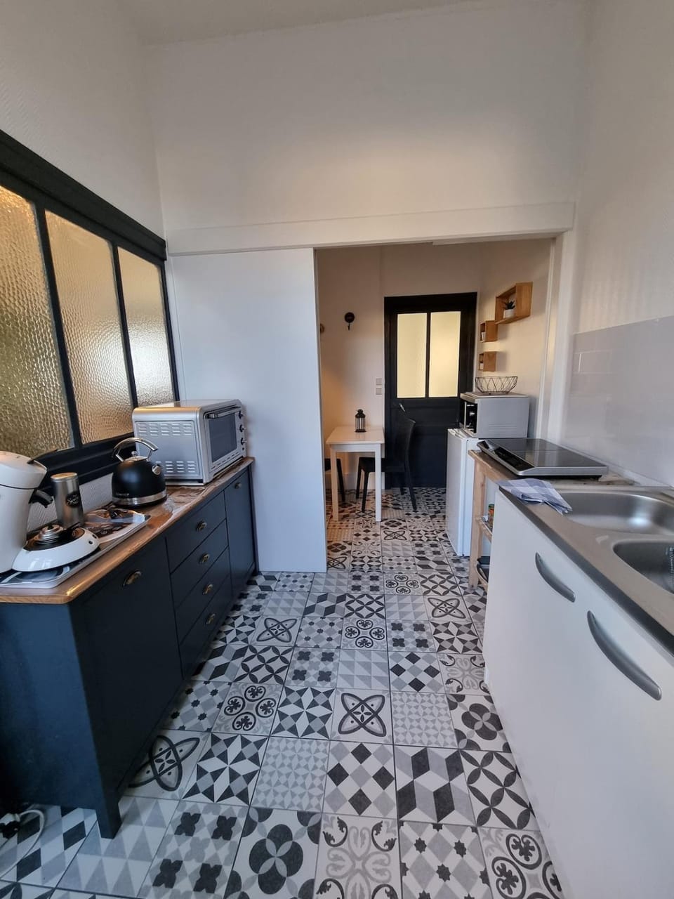 Kitchen or kitchenette, Dining area