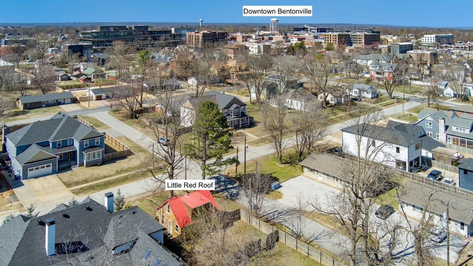 Little Red Roof-1mi to Downtown-Along Bike Trail House in Rogers