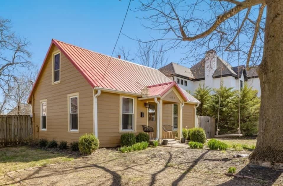 Little Red Roof-1mi to Downtown-Along Bike Trail House in Rogers
