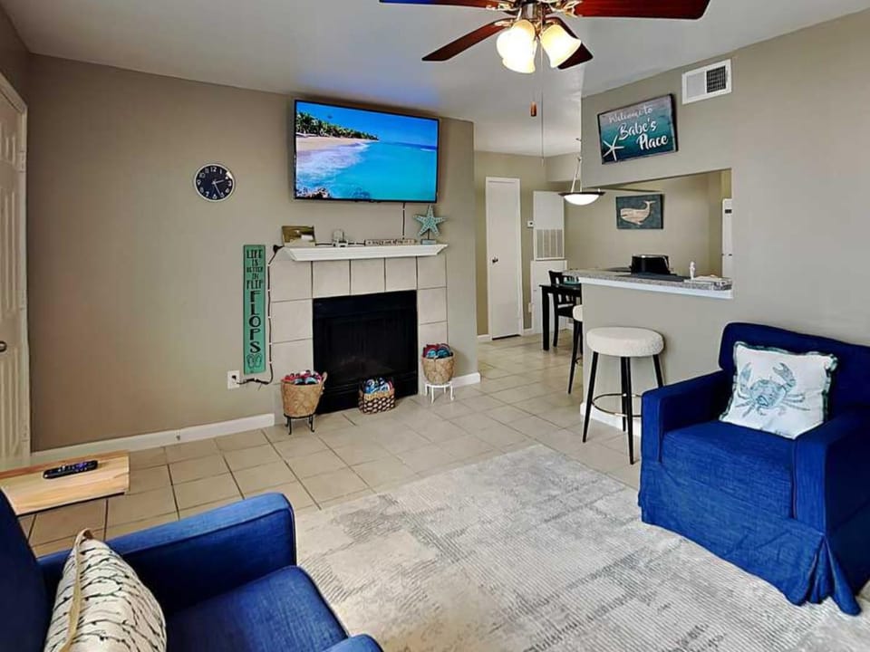 TV and multimedia, Kitchen or kitchenette, Living room, Seating area, fireplace, air conditioner