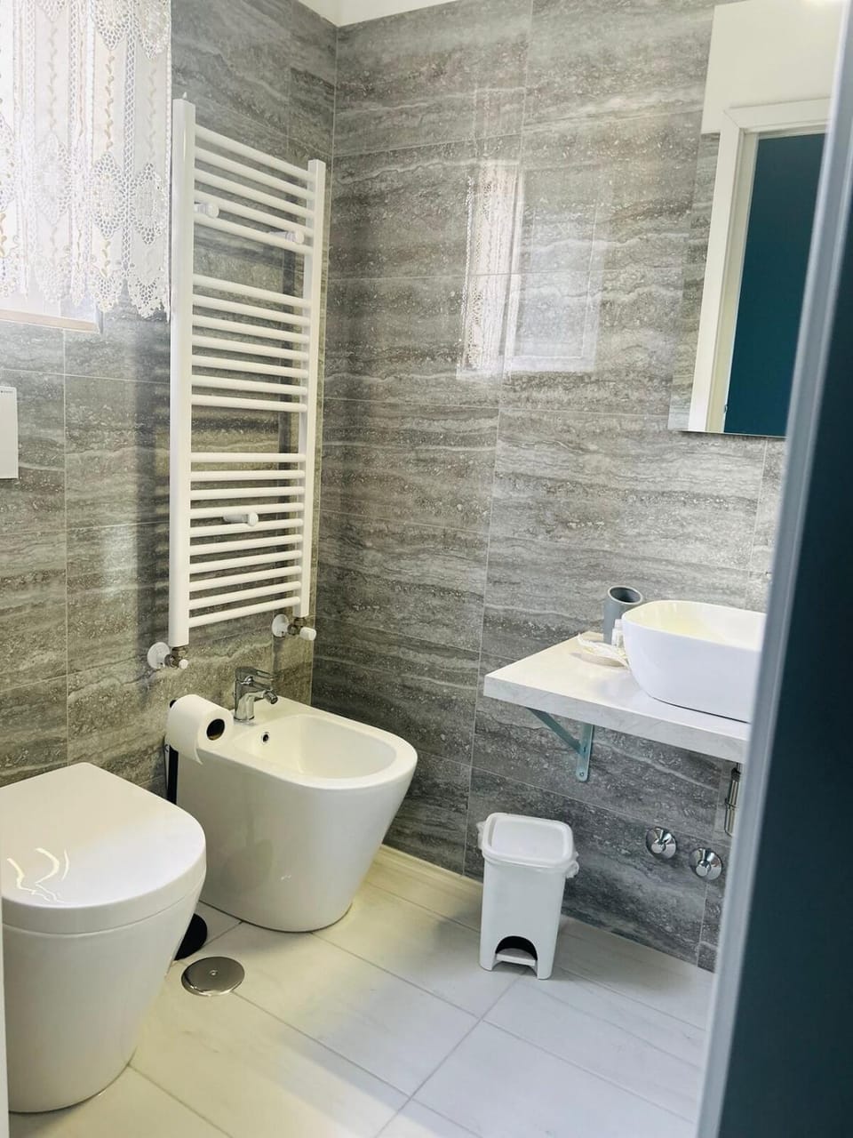 Shower, Toilet, Bathroom, bidet, towels