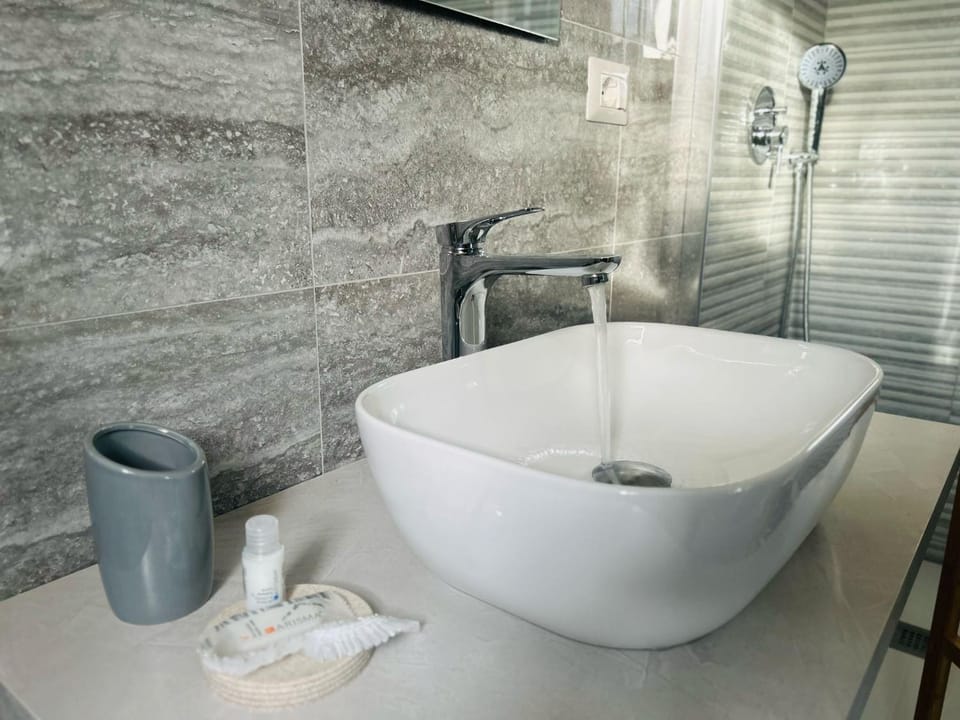 Bathroom, Bath, towels