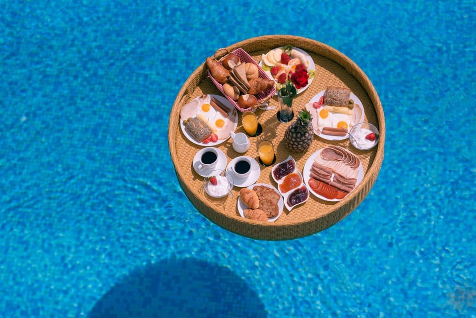 Swimming pool, Breakfast