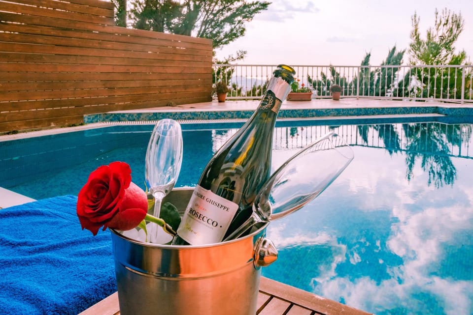 City view, Pool view, Swimming pool, Swimming pool, Alcoholic drinks