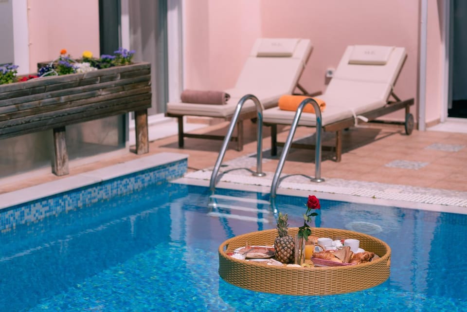 Swimming pool, Breakfast