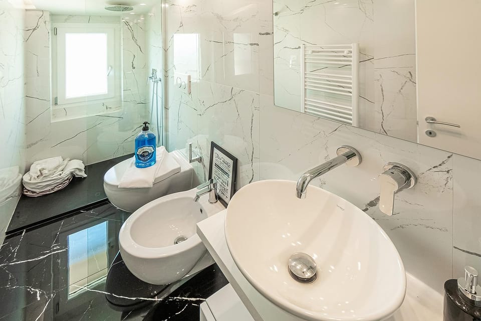 Shower, Toilet, Bathroom, bidet, towels
