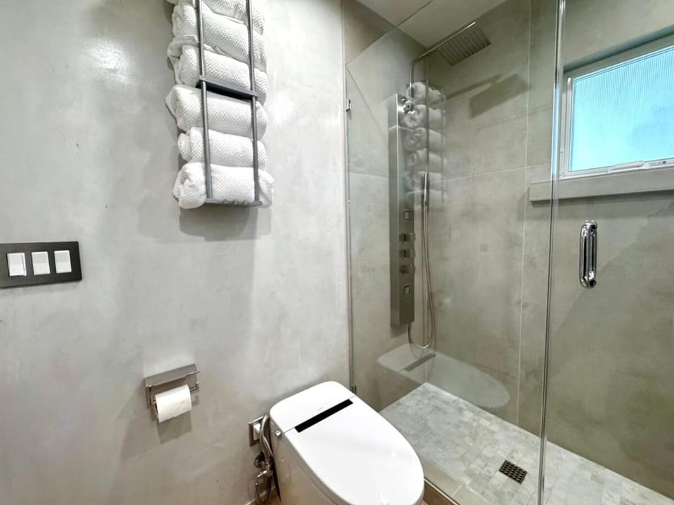 Shower, Toilet, Bathroom, bidet, towels