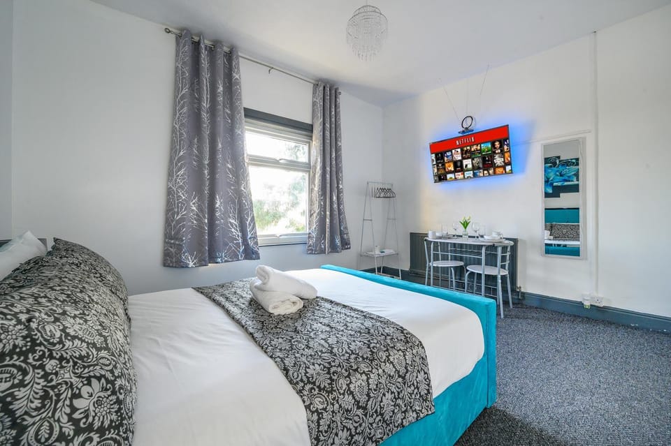 Bed, TV and multimedia, Photo of the whole room, Bedroom