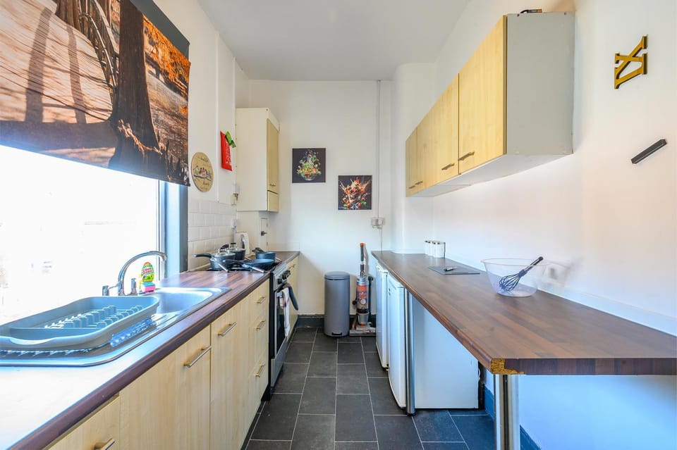 Kitchen or kitchenette, Dining area, oven, stove