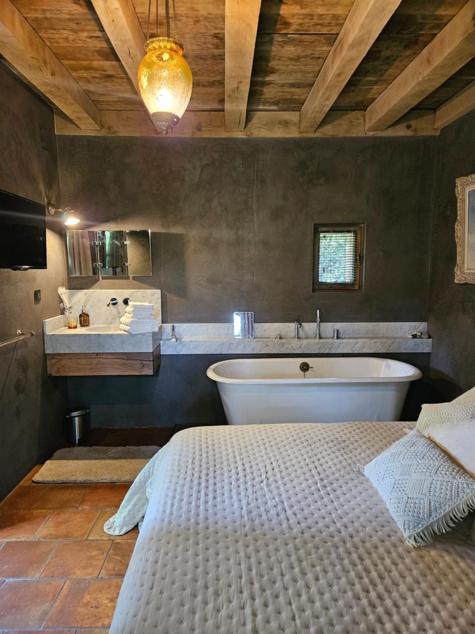 Bed, Bathroom, Photo of the whole room, Bedroom, Bath, towels