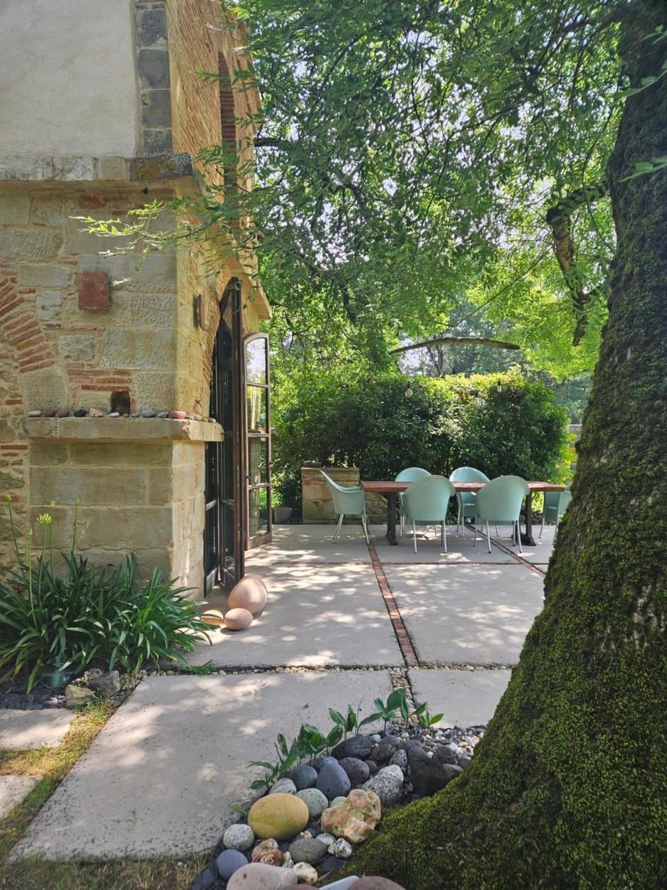 Property building, Patio, Garden, Balcony/Terrace, Dining area