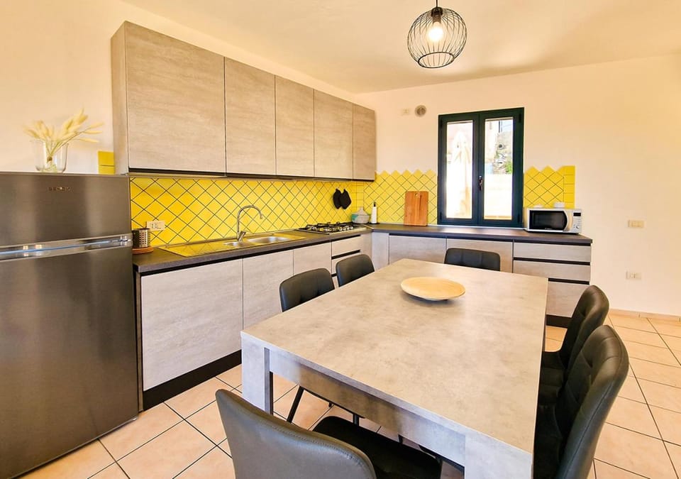 Kitchen or kitchenette, Dining area, stove