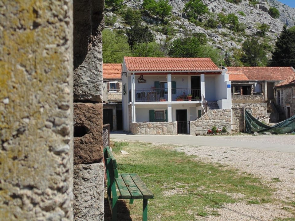 Property building, Facade/entrance, Spring, Off site, Hiking, Animals, Pets, Mountain view, Street view, Location